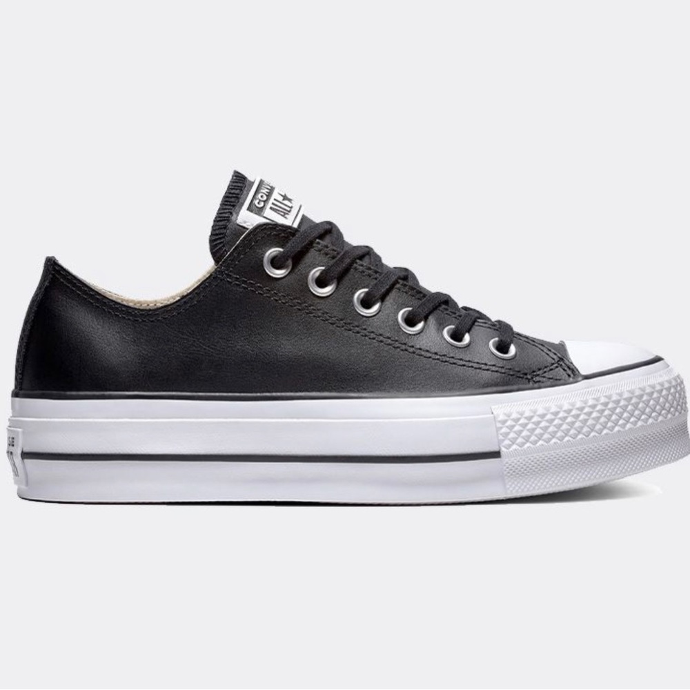 EUC - like new Chuck Taylor Platform leather low top converse